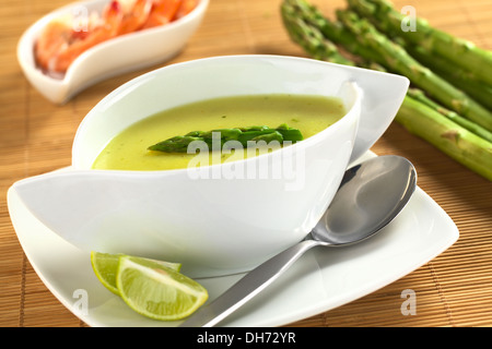 Crème d'asperges vertes aux crevettes à l'arrière (Selective Focus, Focus sur la tête d'asperge sur la soupe) Banque D'Images