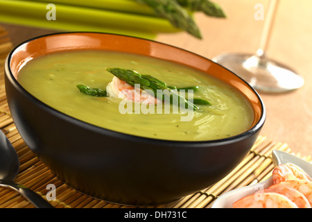 Crème d'asperges vertes aux crevettes (Selective Focus, Focus sur les crevettes et les asperges sur la partie supérieure de la tête de la soupe) Banque D'Images