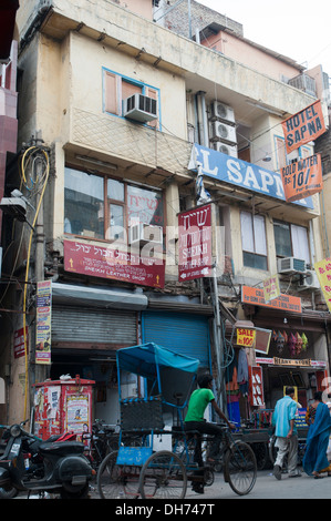 Scène de rue à Paharganj, le backpacker tourism district de New Delhi, Inde Banque D'Images