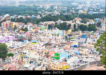 Thanjavur (Trichy) ville. Paysage urbain de ville indienne surpeuplée avec des maisons colorées. L'Inde du Sud, Tamil Nadu Banque D'Images