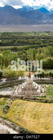 Chorten stupa bouddhiste ( ) sur l'Himalaya paysage de haute montagne. L'Inde, Ladakh, Leh valley deux images panorama vertical Banque D'Images