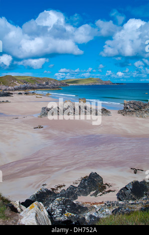 Rochers sur la plage de sable doré, la baie de Sango, Sangomore, Durness, Sutherland, de la côte nord de l'Ecosse Highlands du Nord, Royaume-Uni Banque D'Images