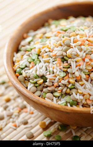 Bol en bois plein de soupe (riz, orge, pois, lentilles split) Banque D'Images