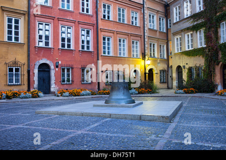 Cloche en bronze sur le Kanonia Place de la vieille ville de Varsovie, Pologne, tôt le matin. Banque D'Images