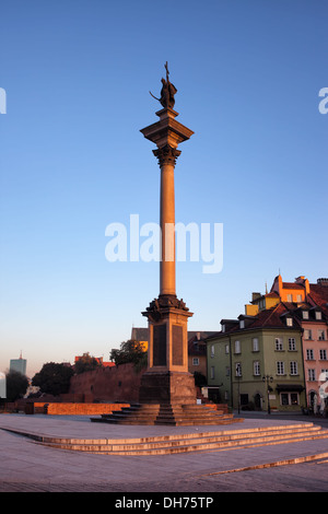 Lever du soleil à la colonne du roi Sigismond III Vasa (Polonais : Kulumna Zygmunta) dans la vieille ville de Varsovie, Pologne. Banque D'Images