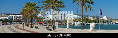 Le Portugal, l'Algarve Portimão, promenade bordée de palmiers avec des structures de la sculpture moderne Banque D'Images