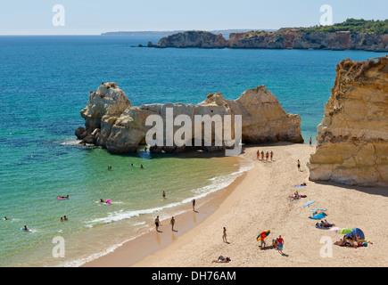 Le Portugal, l'Algarve, Praia da Rocha rock formations sur la plage Banque D'Images