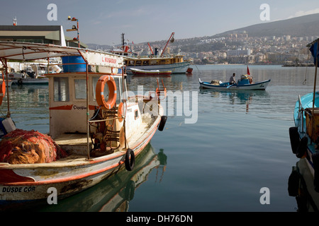 Lever du soleil au port de pêche de Kusadasi, Turquie. Banque D'Images