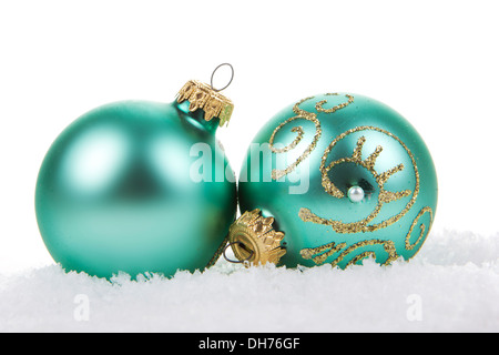 Boules de Noël, Noël vert, turquoise sur neige artificielle sur fond blanc Banque D'Images