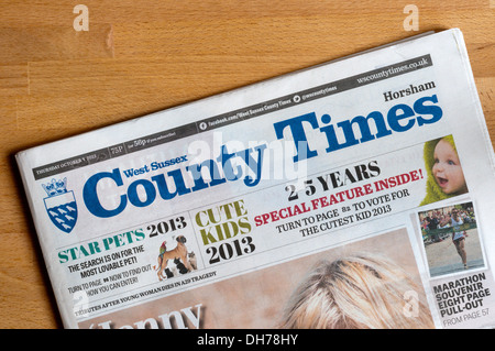 La page avant de la édition de la Horsham West Sussex County Times journal local. Banque D'Images