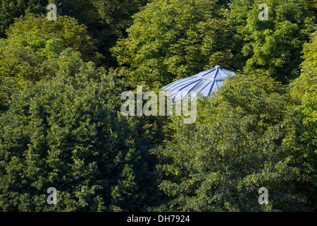 Dans le feuillage de 'Parc des sources' arbres, les toits de zinc de l'hôpital de printemps kiosque, un bâtiment classé depuis 1994. Banque D'Images