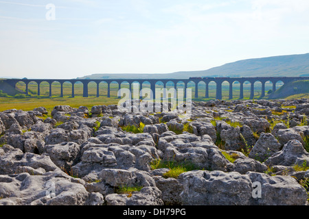 Passage à niveau train à vapeur Viaduc Ribblehead avec lapiez en premier plan. Yorkshire Dales National Park North Yorkshire UK Banque D'Images