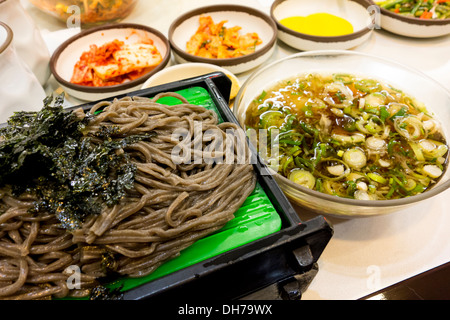 Memil guksu ou soba (nouilles de sarrasin) avec sauce Banque D'Images