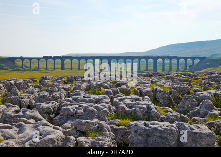 Passage à niveau train à vapeur Viaduc Ribblehead avec lapiez en premier plan. Yorkshire Dales National Park North Yorkshire UK Banque D'Images