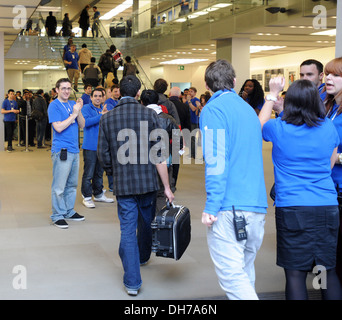 Les clients sont accueillis par le personnel Apple lors du lancement des nouveaux iPad 3ème génération chez Apple Store sur Regent Street London Londres Banque D'Images