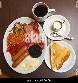 Un petit-déjeuner anglais complet classique avec des toasts et du café Banque D'Images