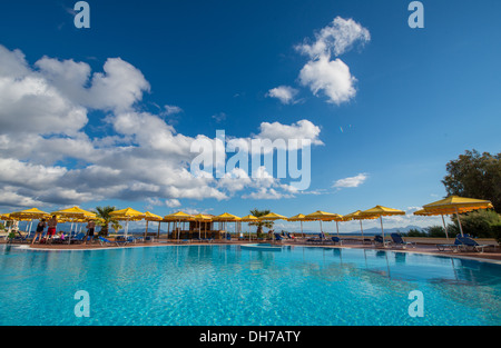 Une belle piscine à proximité de la plage de Kardamena Kos Banque D'Images