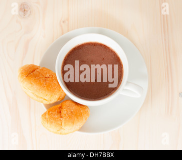 Tasse de chocolat chaud et deux croissants Banque D'Images