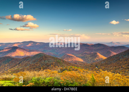 Blue Ridge Mountains au crépuscule dans la région de North Georgia, USA. Banque D'Images