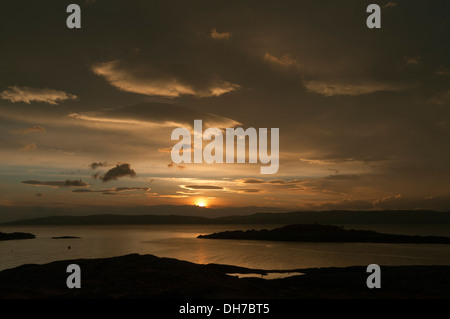 Coucher de soleil sur le Sound of Sleat, de Airor sur la péninsule de Knoydart, région des Highlands, Ecosse, Royaume-Uni Banque D'Images