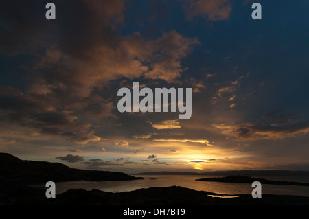 Coucher de soleil sur le Sound of Sleat, de Airor sur la péninsule de Knoydart, région des Highlands, Ecosse, Royaume-Uni Banque D'Images