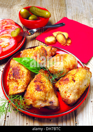 Poulet rôti aux tomates et concombres sur un fond de bois Banque D'Images