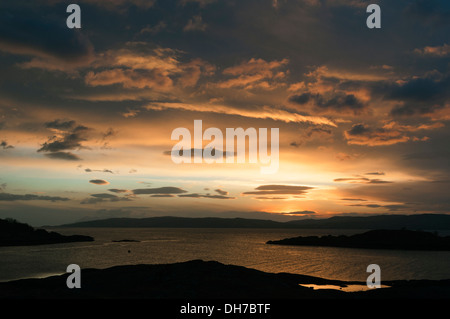 Coucher de soleil sur le Sound of Sleat, de Airor sur la péninsule de Knoydart, région des Highlands, Ecosse, Royaume-Uni Banque D'Images