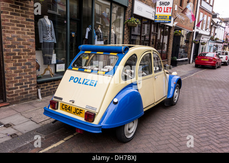 Vieux Polizei voiture garée dans une rue de Twickenham, London, UK Banque D'Images