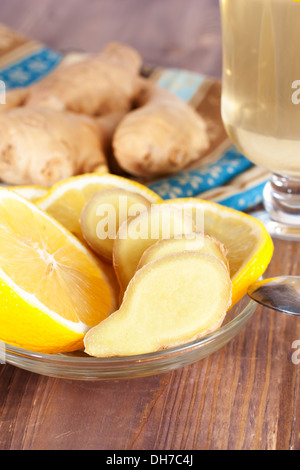 Thé au citron gingembre chaud dans du verre Banque D'Images