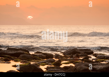 Coucher du soleil sur la plage de Algorri, Zumaia, Gipuzkoa, Pays Basque, Espagne Banque D'Images