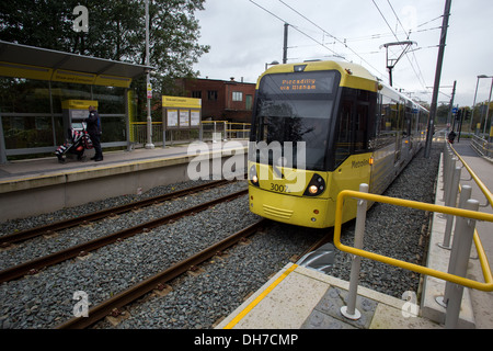 Un transport pour le Grand Manchester Metrolink tram arrive à Shaw and Crompton, près d'Oldham Banque D'Images