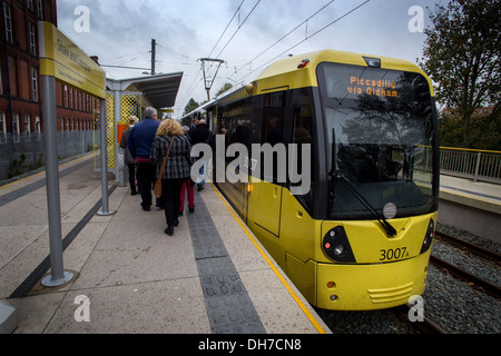 Un transport pour le Grand Manchester Metrolink tram arrive à Shaw and Crompton, près d'Oldham Banque D'Images