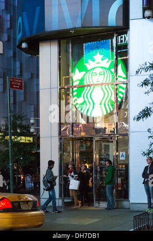 La devanture du café Starbucks dans Times Square, NYC Banque D'Images