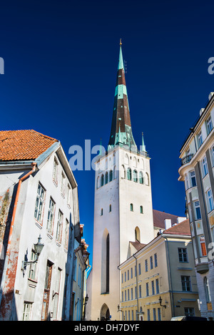 La tour de la cathédrale saint Olaf à Tallinn, Estonie. Banque D'Images