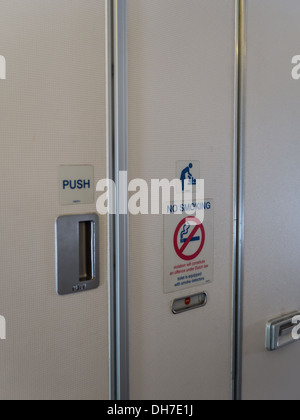 Toilettes dans le garde-manger d'un avion de ligne Banque D'Images