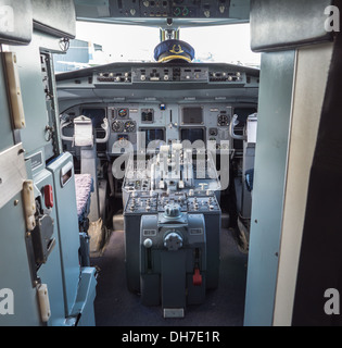 L'intérieur du cockpit d'un avion Fokker 100 vintage Banque D'Images