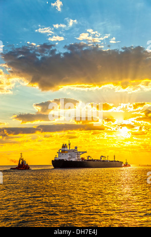 Bateau remorqueur tirant le navire-citerne en mer. Banque D'Images