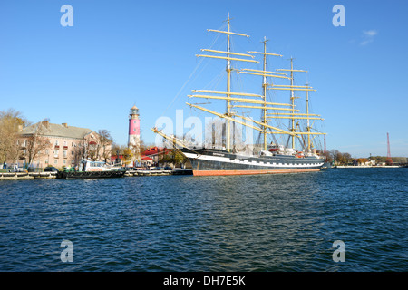 Fédération de voile navire 'Kruzenshtern" amarré à quai numéro 1, près du monument à Pierre le Grand Banque D'Images