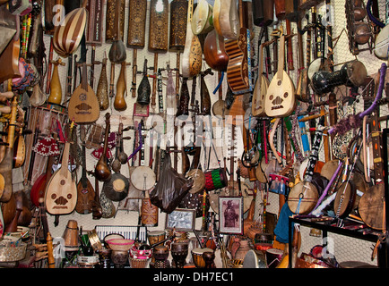 Maroc Marrakech boutique instrument de musique tambour guitare Banque D'Images