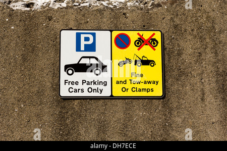 Pas de panneaux de stationnement pour les motos QUI SERA REMORQUÉ SUR UN MUR À GIBRALTAR Banque D'Images