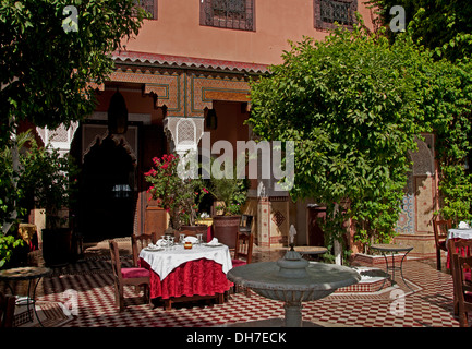 Restaurant Riad Marrakech Maroc Patio Jardin Banque D'Images