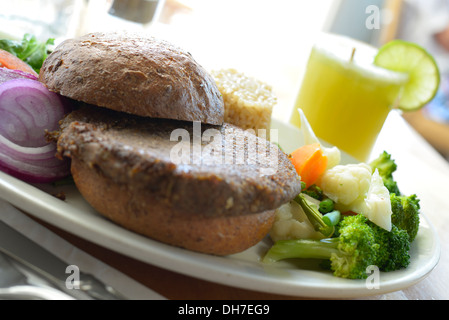 Servant le déjeuner et le dîner, en utilisant des produits bios, des produits locaux et saisonniers. Banque D'Images