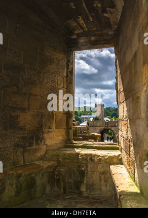 Vue par la fenêtre sur le palais de Linlithgow en Ecosse Banque D'Images