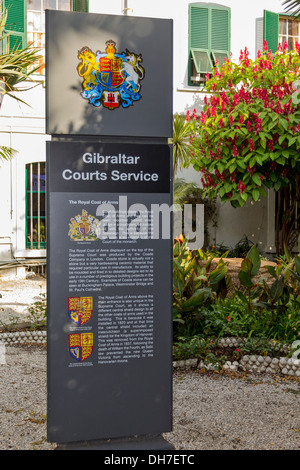 Armoiries royales affiche à l'EXTÉRIEUR DE LA COUR DE JUSTICE DE GIBRALTAR Banque D'Images