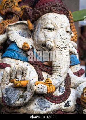 Une statue de Ganesha colorés dans les rues d'Ubud, Bali capitale culturelle et spirituelle. Banque D'Images