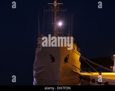 Navire militaire ancrée dans la nuit d'hiver Banque D'Images