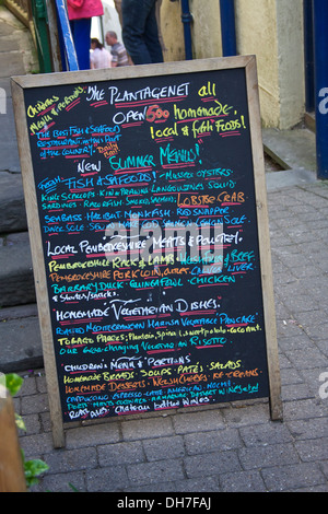 Menu restaurant coloré de style tableau noir écrit sur l'enseigne. Banque D'Images