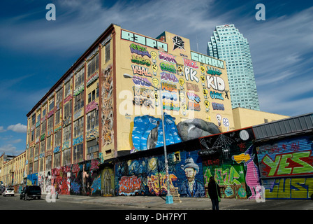 5 Pointz Aerosol Art Centre - l'Institut Supérieur de Burnin'. Long Island City, Queens (New York), 10/2013. ©mak Banque D'Images