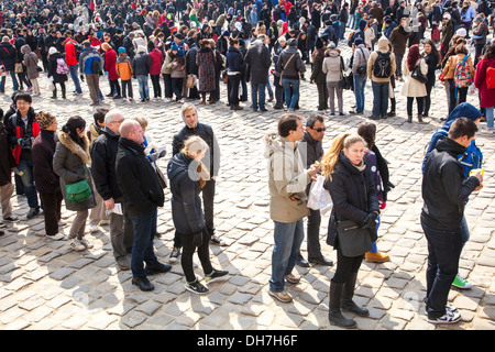 Queue de touristes, Château de Versailles, Paris, France Banque D'Images