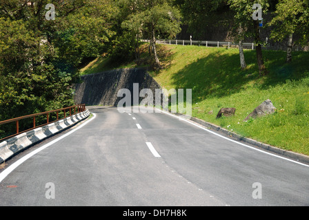 Route de montagne dans le pittoresque des Alpes Suisses Banque D'Images